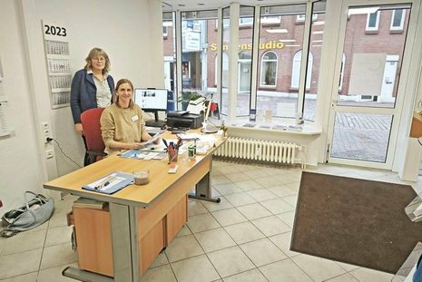 Die Oldenburger Beraterinnen Heike Block und Claudia Buge (v. li. nach re.) in ihrem neuen Büro.
