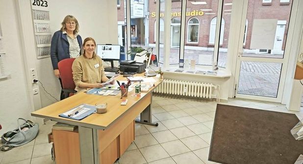 Die Oldenburger Beraterinnen Heike Block und Claudia Buge (v. li. nach re.) in ihrem neuen Büro.