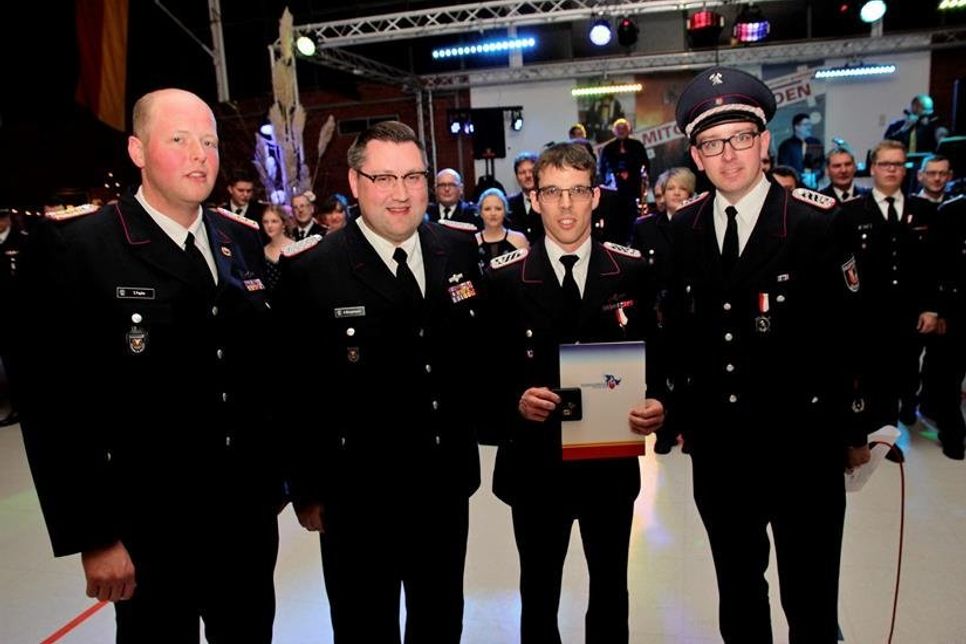 Stellvertretender Kreisjugendfeuerwehrwart Sebastian Papke, Kreisjugendfeuerwehrwart Alexander Wengelewski, Stefan Sohrweide, Ortswehrführer Jacob Revenstorf (v. lks.).