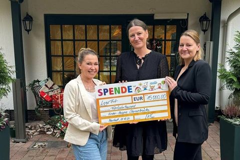 V. lks.: Monic Voss (Studioleitung Logo Fit), Christin Hagen (Kinder-Hospiz Sternenbrücke) und Jenny Stoltenberg (Mitarbeiterin Logo Fit).