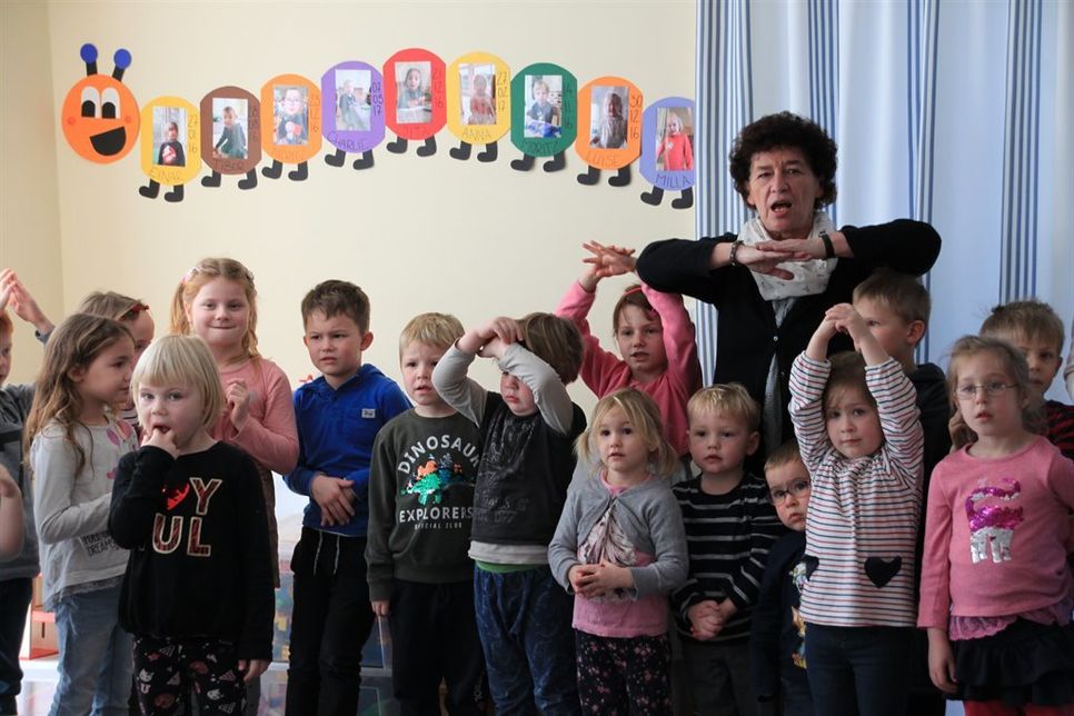 Mit dem Kinderlied „Wer will fleißige Handwerker sehn?“ bedankten sich die Kleinen bei den am Neubau beteiligten Unternehmen.