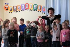 Mit dem Kinderlied „Wer will fleißige Handwerker sehn?“ bedankten sich die Kleinen bei den am Neubau beteiligten Unternehmen.