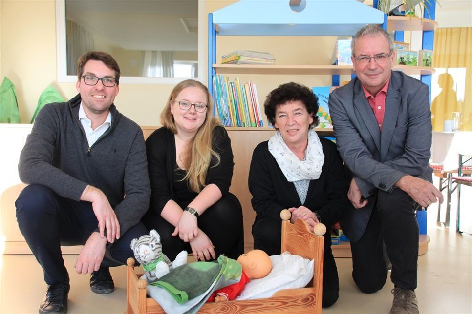 Sie freuen sich über den gelungenen Gruppenraum: Bürgermeister Hans-Peter Zink, Kita-Leiterin Astrid Oest, Gruppenerzieherin Julia Haase und Architekt Harm Hoffmann (v. re.).