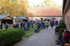 Etliche Besucher und Besucherinnen nutzten das goldene Herbstwetter für einen Ausflug zum Martinsmarkt.