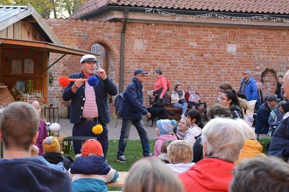 „Wie hat er das denn gemacht?“ - Fragende Gesichter während der Zaubershow.