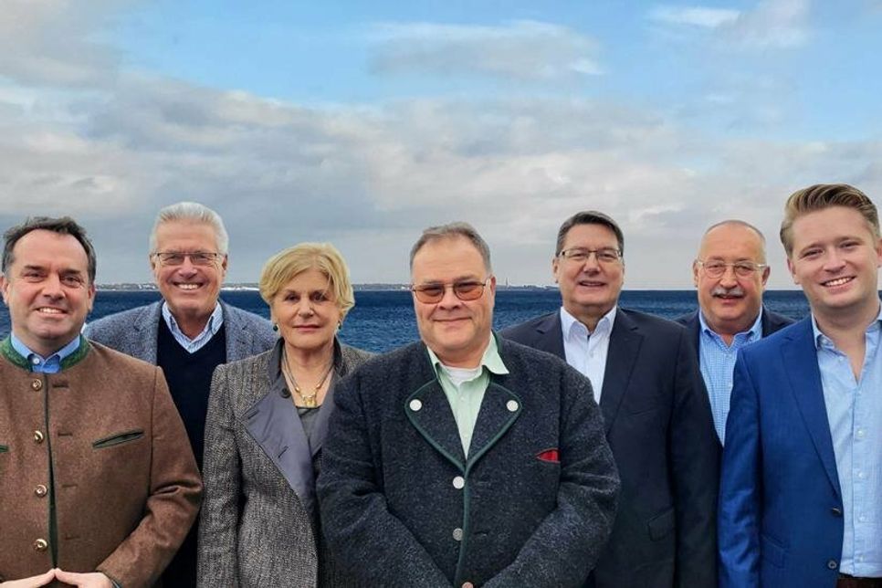 Der neue Vorstand: Vorsitzender Eckhard Stille und Stellvertreter Dieter Bähr (Mitte), rechts daneben Schatzmeister Matthias Benkstein, Mitgliederbeauftragter Yannick Herzberg und Franck Winnig. Die Beisitzer Jan Jope, Volker Owerien und Heike Wongel (v. lks.).
