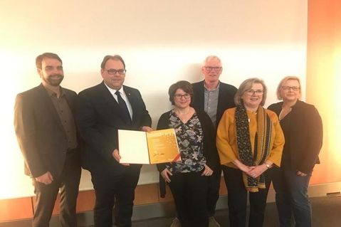 Freuten sich über die Auszeichnung: Bürgermeister Mirko Spieckermann (2. v. lks.) und Stadtmarketingkoordinatorin Andrea Brunhöber und Uwe Muchow (daneben).