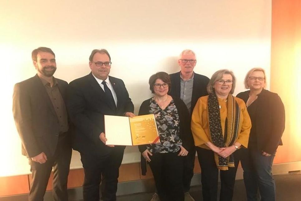Freuten sich über die Auszeichnung: Bürgermeister Mirko Spieckermann (2. v. lks.) und Stadtmarketingkoordinatorin Andrea Brunhöber und Uwe Muchow (daneben).