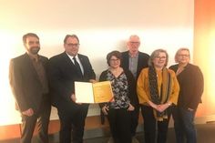 Freuten sich über die Auszeichnung: Bürgermeister Mirko Spieckermann (2. v. lks.) und Stadtmarketingkoordinatorin Andrea Brunhöber und Uwe Muchow (daneben).