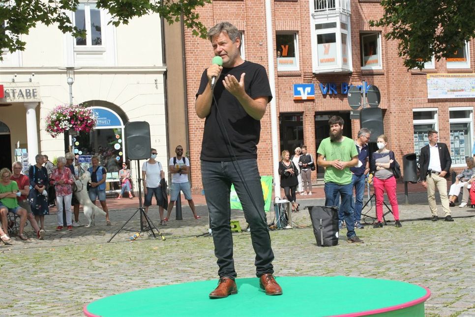 Bündnis90/Die Grünen-Parteivorsitzender Robert Habeck auf dem Marktplatz in Neustadt.