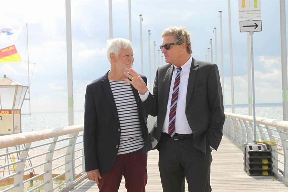 Minister Bernd Buchholz (re.) im Gespräch mit Bürgervorsteher Heinz Bäker auf der Grömitzer Seebrücke.