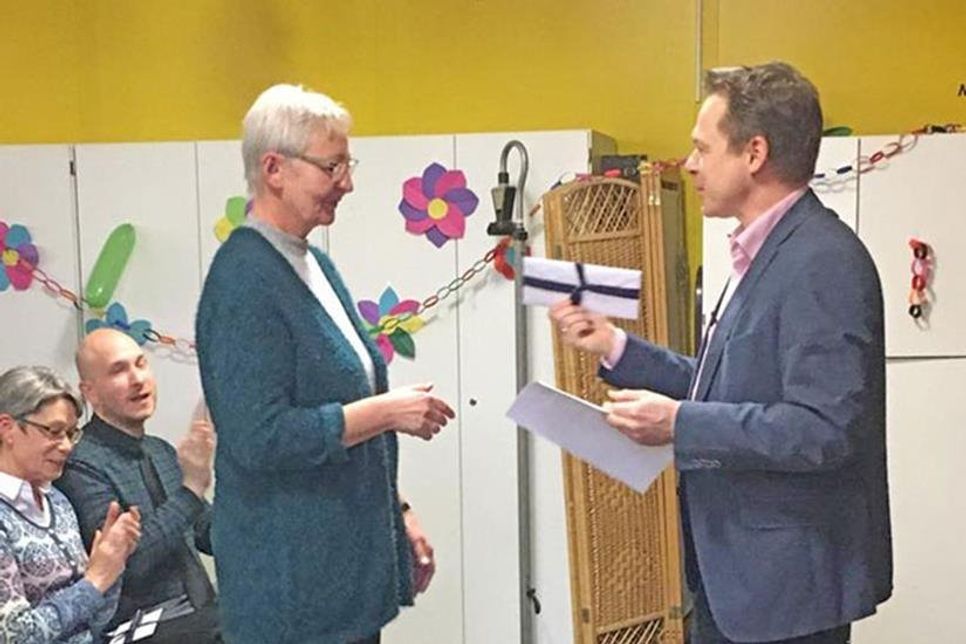 Carsten Behnk bei der Verabschiedung von Waltraud Lückhoff.