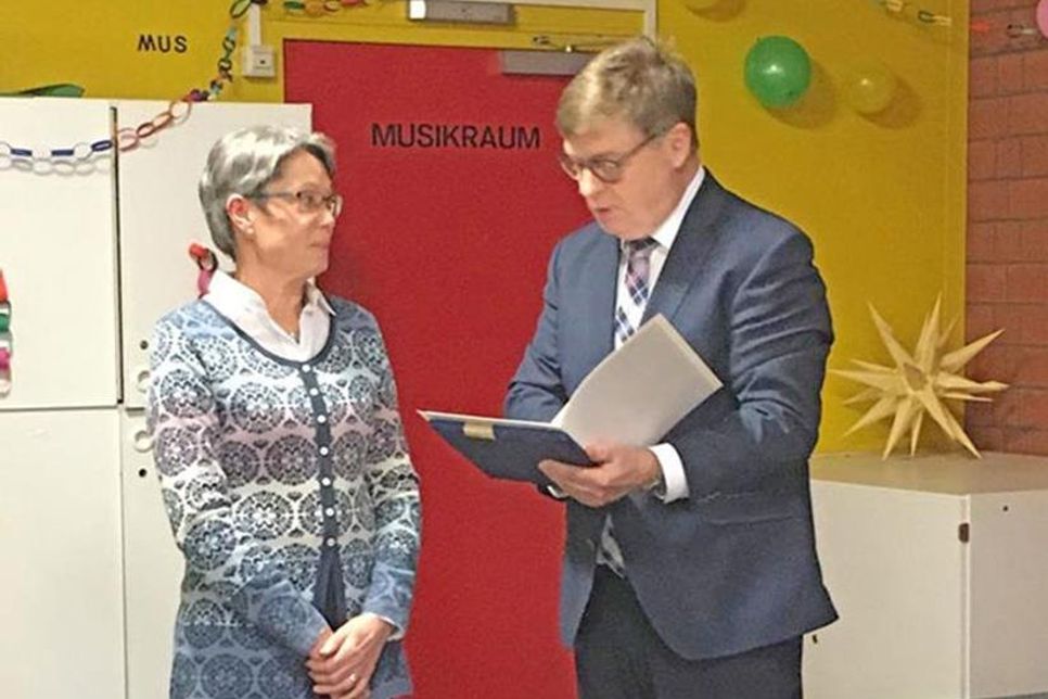 Schulrat Meyer bei der Verabschiedung von Brigitte Rönnfeldt.