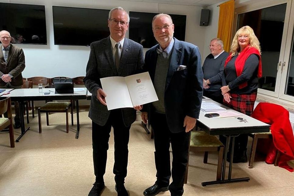 Hans-Peter Zink und Kreispräsident Harald Werner (v. lks.) bei der Verleihung Freiherr-vom-Stein-Verdienstnadel im Rahmen der Gemeindevertretersitzung der Gemeinde Altenkrempe. (Foto Burkhard Busch)