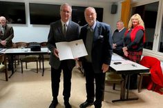 Hans-Peter Zink und Kreispräsident Harald Werner (v. lks.) bei der Verleihung Freiherr-vom-Stein-Verdienstnadel im Rahmen der Gemeindevertretersitzung der Gemeinde Altenkrempe. (Foto Burkhard Busch)