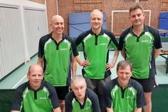 Lars Langhoff, Martina Schuldt, Rüdiger Richter (vorne v. lks.), Joachim Franke, Heiko Witt und Alexander Zawadzki (hinten v. lks.) belegen aktuell den 2. Platz in der 2. Bezirksliga. Zum Team gehört außerdem noch Hilke Lüder.