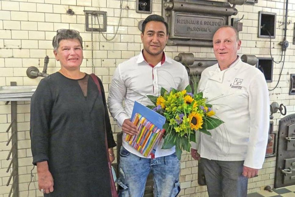 Anja und Hans-Peter Klausberger mit ihrem erfolgreichen Jung-Gesellen Mohammed Maraii in der alten Backstube (der heutigen „Backschule“ des Gasthauses „Zum Frohsinn“).