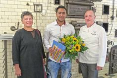 Anja und Hans-Peter Klausberger mit ihrem erfolgreichen Jung-Gesellen Mohammed Maraii in der alten Backstube (der heutigen „Backschule“ des Gasthauses „Zum Frohsinn“).