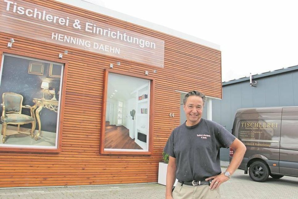 Tischlermeister Henning Daehn vor seinem Firmensitz im Gewerbegebiet Neustädter Bucht. Zum umfangreichen Leistungsspektrum des Betriebs gehören übrigens auch Holzfassaden.