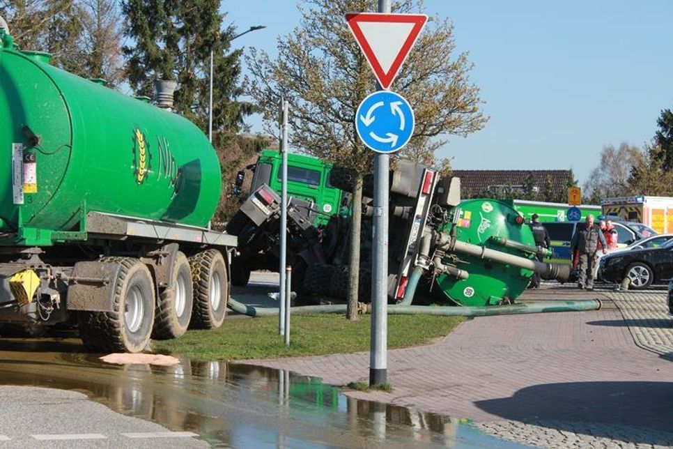 Feuerwehr, Polizei, Rettungsdienst und Untere Wasserbehörde waren im Einsatz.
