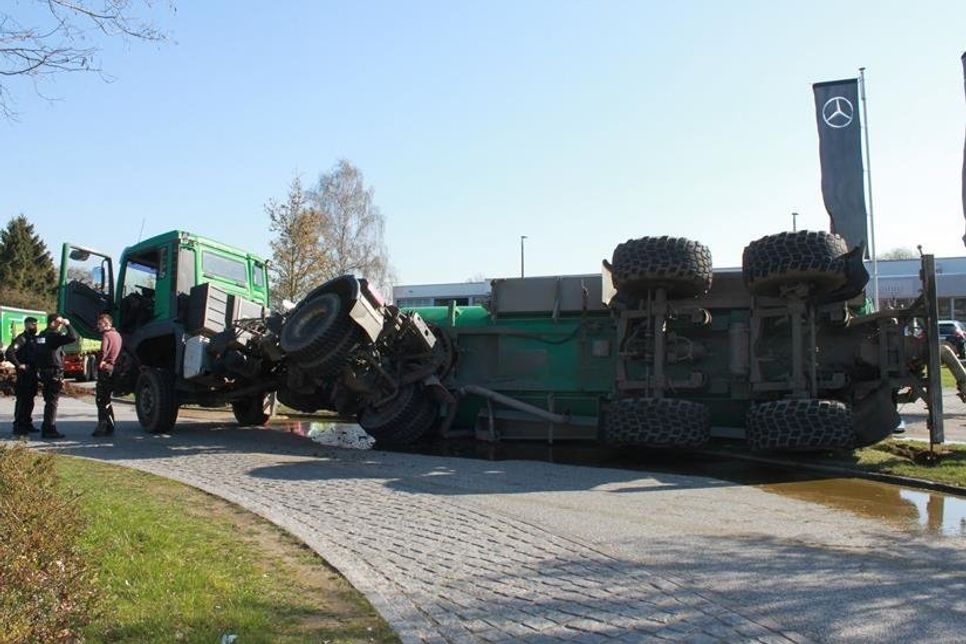 Der Gülle-Anhänger blockierte die komplette Fahrbahn.