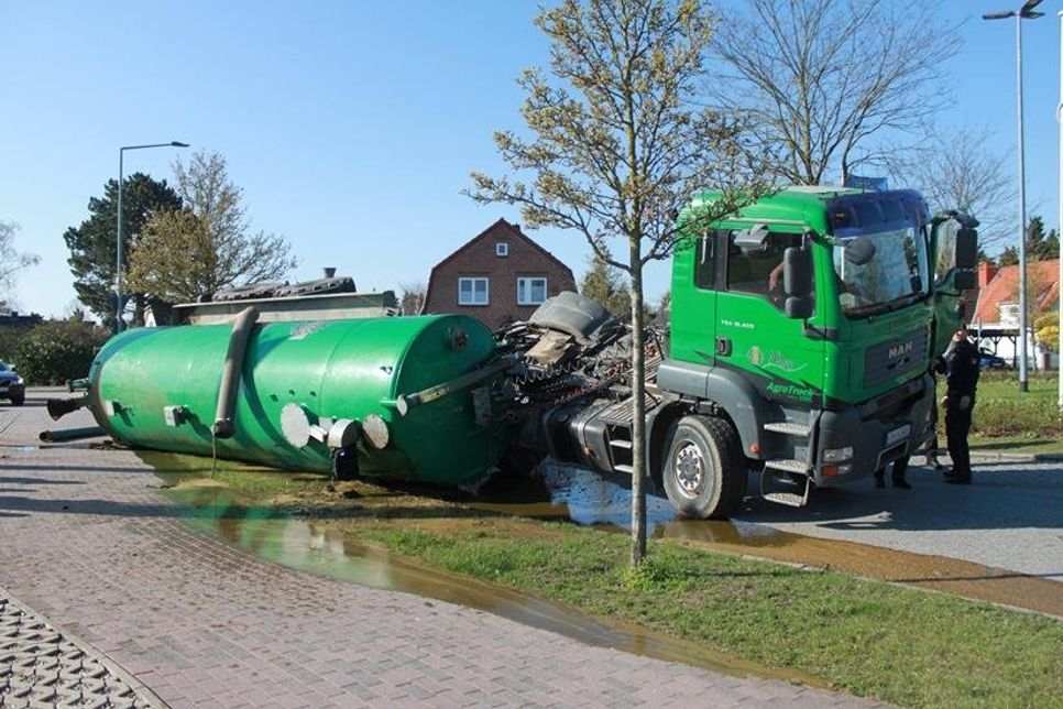 Der Fahrer der Zugmaschine wurde bei dem Unfall leicht verletzt.