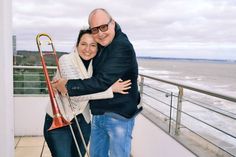 Nils Landgren, künstlerischer Leiter der Jazz Baltica, freut sich mit Bürgermeisterin Hatice Kara auf den neuen Spielort in Timmendorfer Strand. (Foto: René Kleinschmidt)