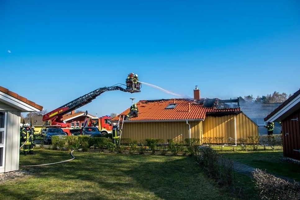 Über die Drehleiter gelang es, an die versteckten Glutnester heranzukommen. (Foto: Arne Jappe)
