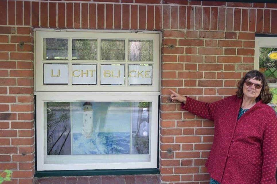 Der Kulturverein Kleine Waldschänke stellt Werke verschiedener Künstler in den Fenstern aus.