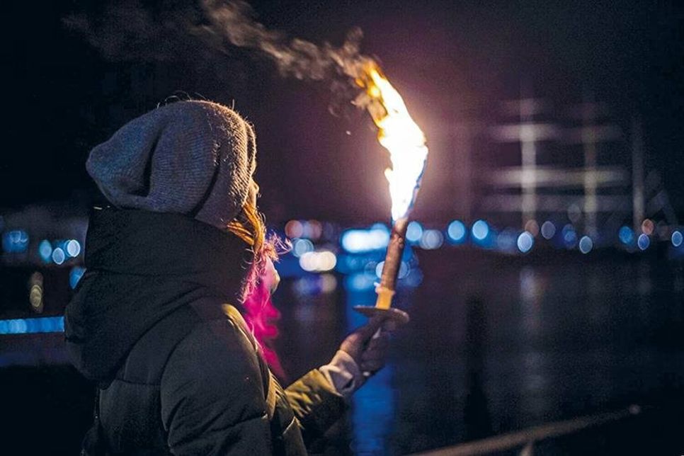 Die beliebten Fackelwanderungen laden ab Ende November immer freitags zu romantischen Strandspaziergängen im Fackelschein ein.