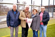 Große Freude bei NTSV-Schatzmeisterin Heike Brennecke und beim Vorsitzenden Andreas Block: Lutz König (2.v.li.) vom Lions Club hat den Sozial- und Integrationsfond des NTSV mit 1000 Euro aufgestockt. Mit ihnen freut sich Peter Danzeglocke (li.) vom Lions Club. (Foto: Kleinschmidt)