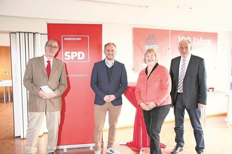 Sierksdorfs Bürgermeister Udo Gosch, Kreistagsabgeordneter Niclas Dürbrook, Bundestagsabgeordnete Bettina Hagedorn sowie Vorsitzender der SPD Sierksdorf Jörg Neumann (v. lks.) bei der Hundertjahrfeier.