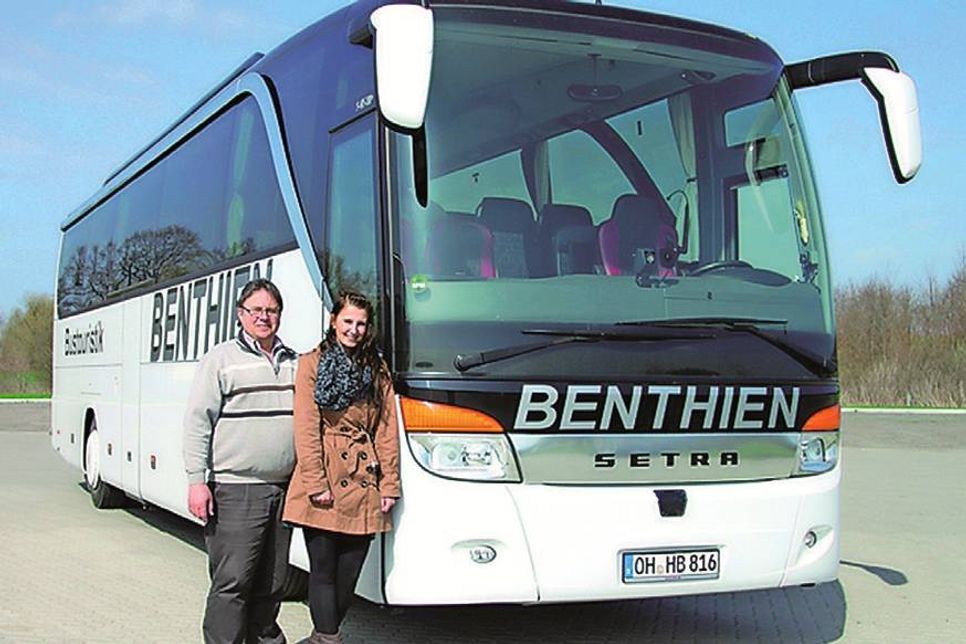 Inhaber Holger Benthien mit Tochter Sonja vor einem der hochmodernen und top ausgestatteten Reisebusse des Unternehmens.