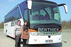 Inhaber Holger Benthien mit Tochter Sonja vor einem der hochmodernen und top ausgestatteten Reisebusse des Unternehmens.