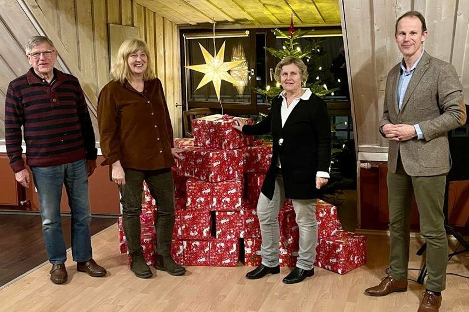 Karl-Friedrich Linke, Ute Schielman-Ziehm, Mechthild Piechulla, Vorsitzende des Kinderschutzbundes Ostholstein, Axel Sommerlatt, Präsident des Rotary Clubs Neustadt-Ostsee (v. lks.).
