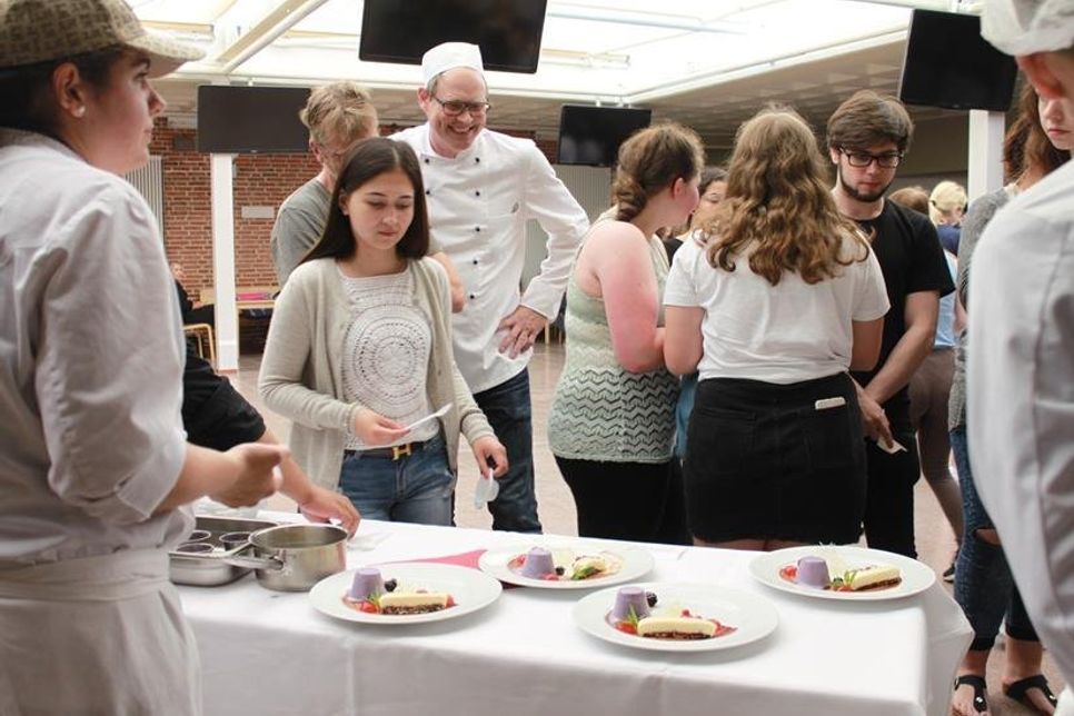 Die Schüler probierten sich durch die verschiedenen Desserts.