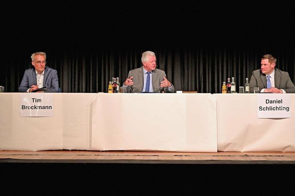 Altbürgermeister Wolfgang Schneider (m.) moderierte die öffentliche Veranstaltung, in der die  Bürgermeisterkandidaten verschiedene Fragen beantworteten.