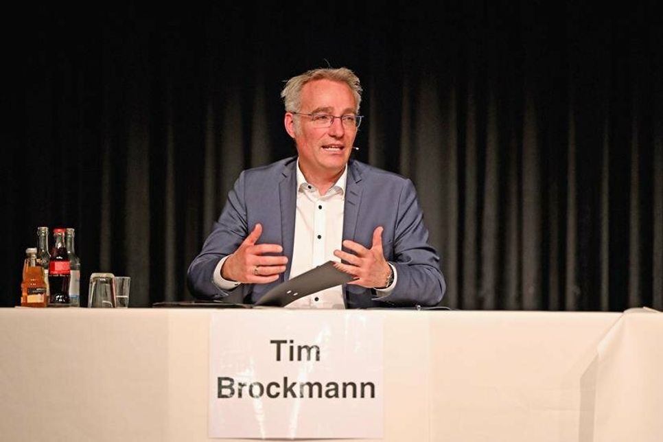 Die Kandidaten für das Amt des Bürgermeisters Tim Brockmann…