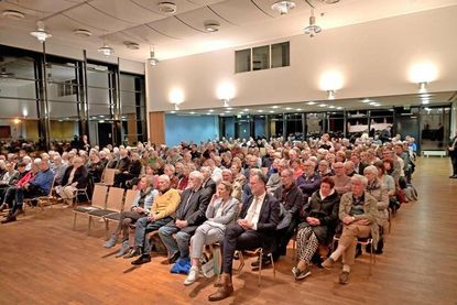 Zahlreiche Besucher nutzten die Veranstaltung in der Aula des Friedrich Schiller Gymnasiums, um sich einen Eindruck zu verschaffen.