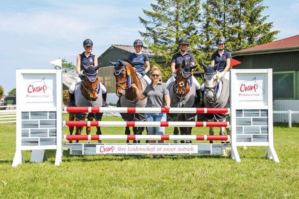 Theresa Lamp, Constanze Stölk, Cathrin Bock-Jacobsen und Nena Hopp mit Janina Evers (Mitte), Vertreterin der Inter Farm Handel GmbH.