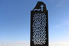 Station 10 des Maritimen Informationspfades: die Stele am Sierksdorfer Steilufer.