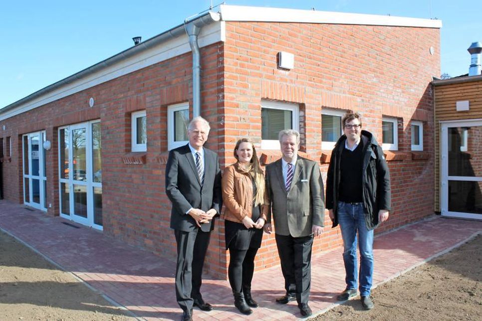 Vor dem neuen Erweiterungsbau des Kindergarten Merkendorf: Landrat Reinhard Sager, Kindergartenleitung Jana Tebelmann, Bürgermeister Rainer Holtz und Architekt Harm Hoffmann (v. lks.).