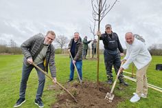 Erste Baumpflanzung für das Projekt „111 Bäume für das Klima“ in Warnsdorf (von links):  Florian Karow (Kensington), Golfparkmanager Sebastian Ritter, Head-Greenkeeper Volker Fahrenson und Timo Klöfkorn (Kensington) pflanzen die ersten Obstbäume an.