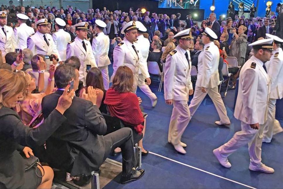 Die Crew läuft bei der Tauffeier auf.
