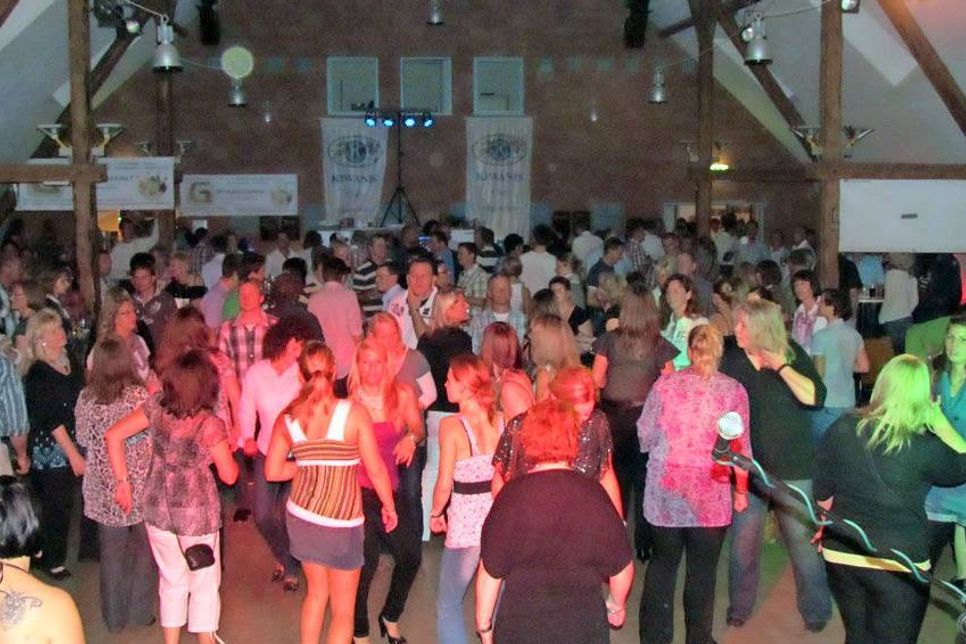 Feiern für den guten Zweck: Am Samstag steigt wieder die große Bürgerhausparty des Kiwanis-Club Ahrensbök. (Foto: Kiwanis-Club Ahrensbök e.V.)