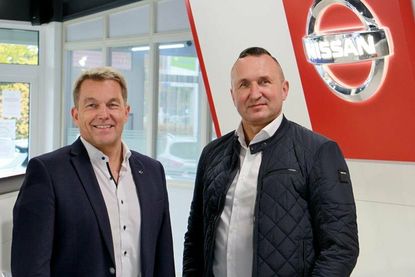 Inhaber Markus Hagen (lks.) und Automobilverkäufer Michael Nastal freuen sich über die positive Bewertung in der Fachzeitschrift „auto motor und sport“.