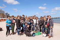 Schüler des Ostsee-Gymnasiums und Mitarbeiter des Sea Life Timmendorfer Strand nach der gemeinsamen Säuberungsaktion am Strand.