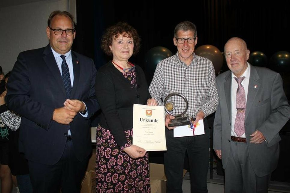 Bürgermeister Mirko Spieckermann (lks.), Beatrix Spiegel, Vorsitzende des Ausschusses für gesellschaftliche Angelegenheiten, und Bürgervorsteher Sönke Sela (re.) gratulierten Peter Massny zur Wahl als Sportler des Jahres. Er wurde unter anderem Vize-Weltmeister über 100 Kilometer.