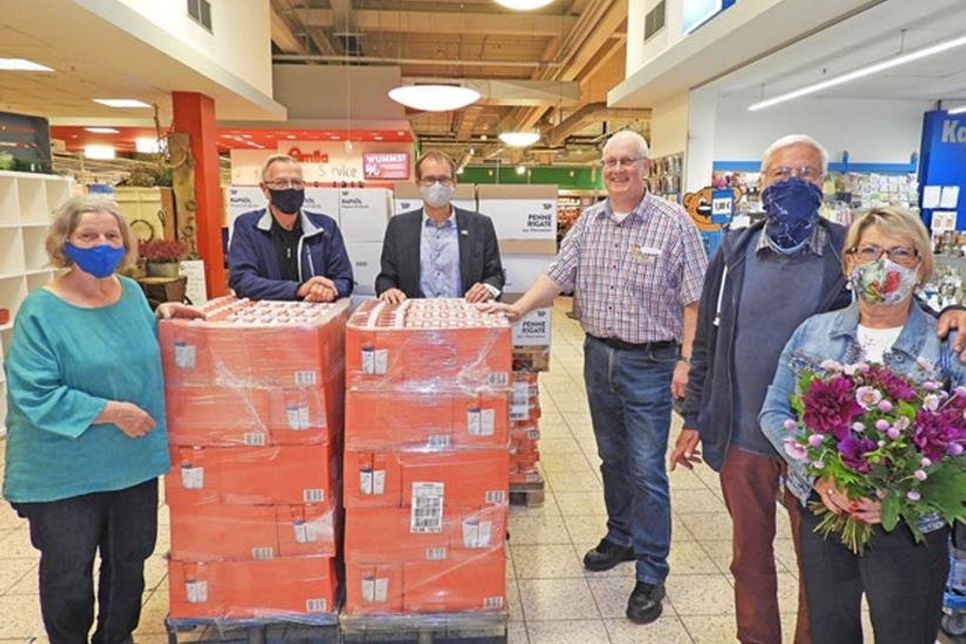 Eine große Spende für ein großes Lebensmittelpaket konnten Monika Gertenbach und Reinhard Brüser (beide Tafel) von Dr. Henning Baucks (Rotary), Heinrich Evers (famila) und Kay und Dörte Cornils Cornils-Stiftung, v.li.) symbolisch entgegennehmen.