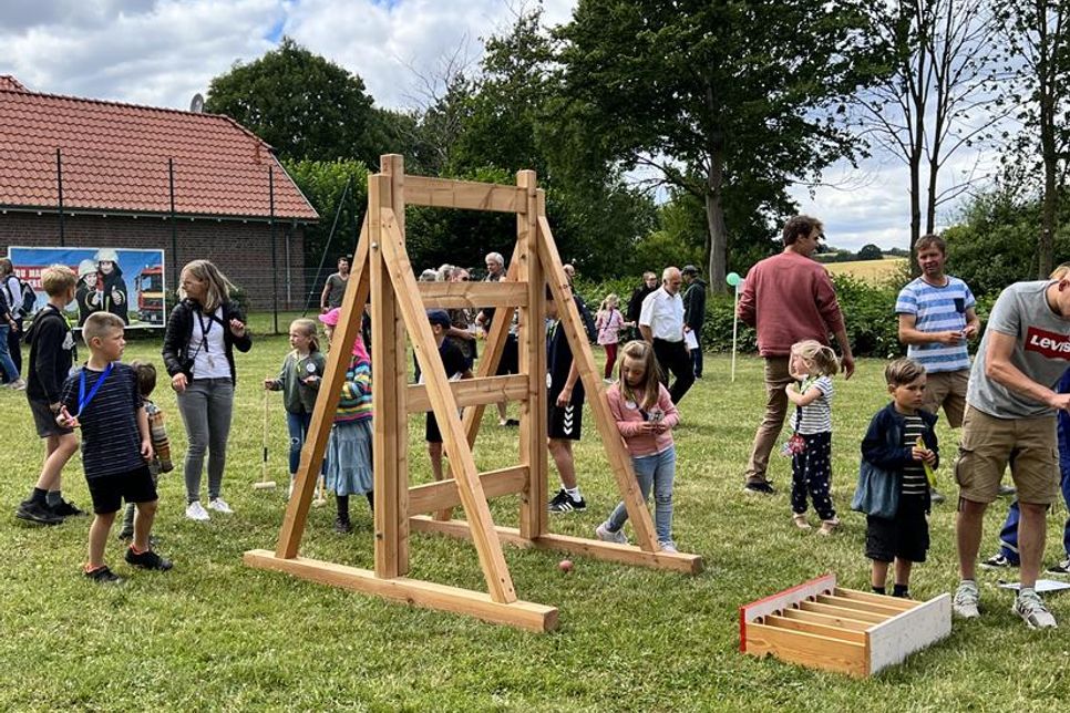 Die angemeldeten Kinder dürfen sich in verschiedenen Geschicklichkeitsspielen messen. Dabei steht Teamgeist ganz klar im Vordergrund.